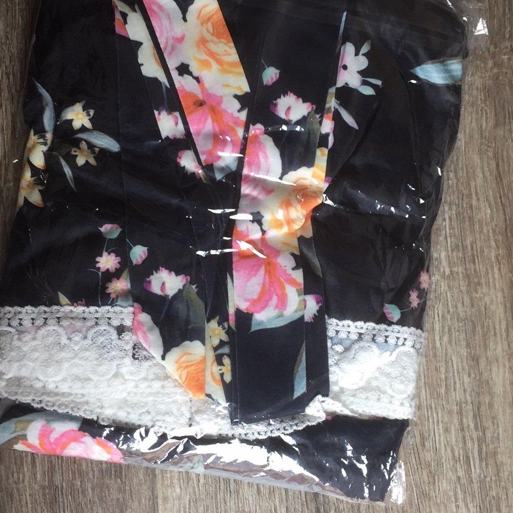 NWT!💎 Gorgeous Floral Delivery/Nursing Robe🌺🦋 - Picture 2 of 4